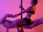 Padre e Hija haciendo Poledance