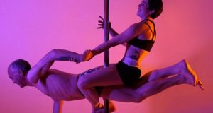 Padre e Hija haciendo Poledance