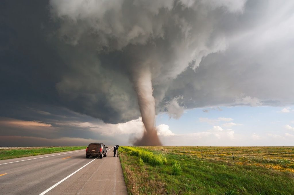 Video de un tornado destrozando un almacén por completo