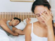Significado de hablar durmiendo Hablar durmiendo es síntoma de personas groseras, enfadadas y desagradables
