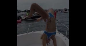 Vídeo de humor de una acróbata en un yate Vídeo de humor de una acróbata en un yate