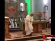 Video del cura bailarin que lo peta Video del cura bailarin