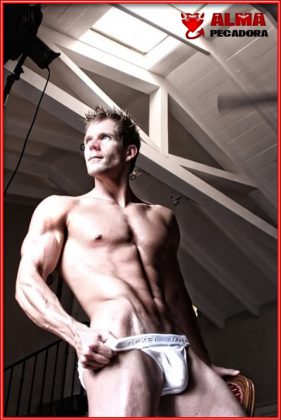 Excitante sesión de fotos de este chico cachas en calzoncillos mostrando unas abdominales perfectas