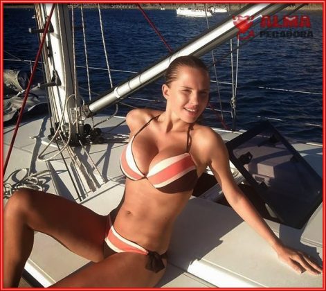 Explosiva chica con dos boyas enormes por si se hunde el yate en el que está posando