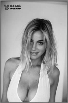 Fotografía en blanco y negro de una guapa rubia con tetas naturales grandes