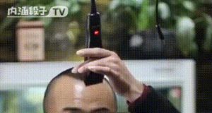 Gifs de humor Poniéndome guapo para Semana Santa Gifs de humor Poniéndome guapo para Semana Santa