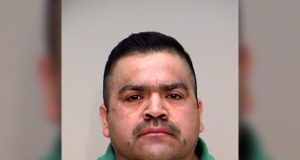 Hombre detenido y acusado de orinar en la botella de agua de un compañero de trabajo Hombre detenido y acusado de orinar en la botella de agua de un compañero de trabajo