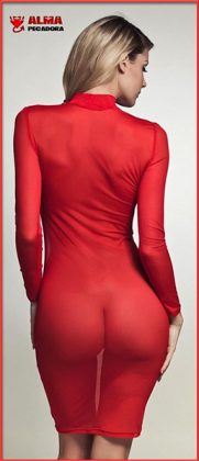 Preciosa rubia con vestido rojo luciendo transparencias y enseñando el culo