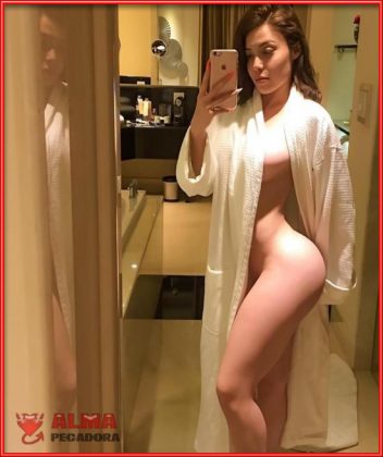 Sexy sensual seductora y provocativa son los atributos que definen a esta mujer fotografiándose semidesnuda en el baño