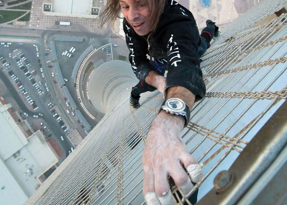 Alain Robert es el Spiderman francés a sus 55 años de edad
