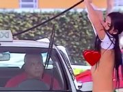 Chica en topless lavando el coche en el lavadero Chica en topless lavando el coche en el lavadero
