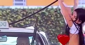 Chica en topless lavando el coche en el lavadero Chica en topless lavando el coche en el lavadero