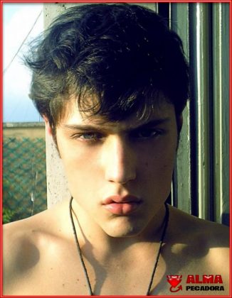 Fijaros que mirada más penetrante tiene este joven modelo