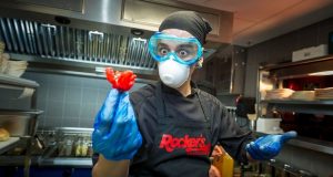 Hombre hospitalizado por comer el chile más picante del mundo Hombre hospitalizado por comer el chile más picante del mundo