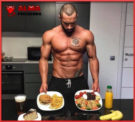 Hora de cenar y el menú que ofrece el chef sin camiseta parece interesante