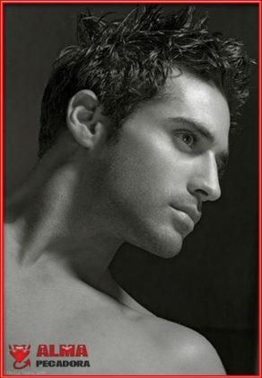 Rostro de un modelo muy guapo en una fotografía en blanco y negro