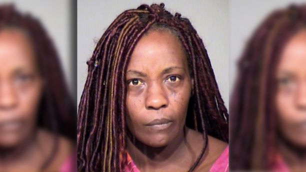 Una madre usa un taser para despertar a su hijo en Misa Una madre usa un taser para despertar a su hijo en Misa