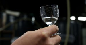 Científicos japoneses descubren elaborar alcohol con madera Científicos japoneses descubren elaborar alcohol con madera