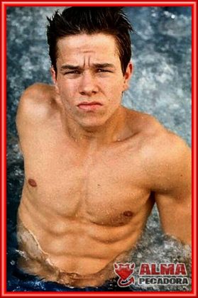Hoy te traemos a un conocido actor de cine luciendo abdominales