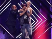 Le roban el micro a cantante de Eurovisión mientras canta Le roban el micro a cantante de Eurovisión mientras canta