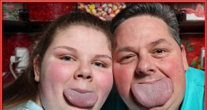 Fotos curiosas de personas con rasgos físicos acentuados Lenguas más anchas que unas sandalias es de lo que presumen padre e hija en esta fotografía