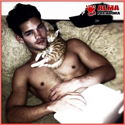 No sabemos si prefieres acariciar al modelo o al gatito , en cualquier caso esperamos que disfrutes de la imagen