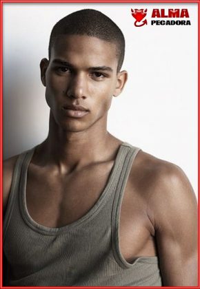 Si te gustan los modelos de color aquí tienes este chico guapo y musculoso