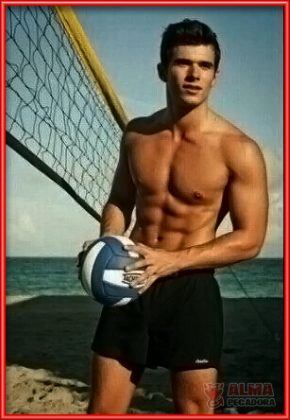 Disfruta este verano con fotos de chicos con cuerpos 10 haciendo deporte en la playa