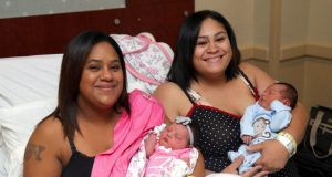Dos hermanas dan a luz el mismo día en Georgia Dos hermanas dan a luz el mismo día en Georgia