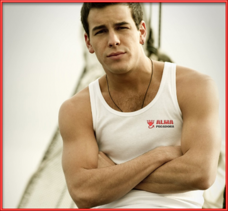 El actor Mario Casas sexy luciendo m&uacute;sculos en camiseta de tirantes