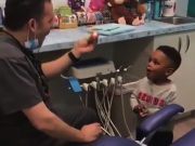 El médico que hace feliz a niños enfermos con trucos de magia El médico que hace feliz a niños enfermos con trucos de magia