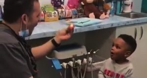 El médico que hace feliz a niños enfermos con trucos de magia El médico que hace feliz a niños enfermos con trucos de magia
