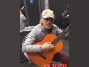 Este genio de la música te transporta al Oeste Este genio de la música te transporta al Oeste