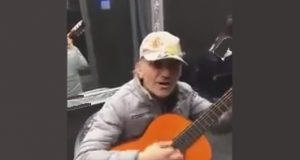 Este genio de la música te transporta al Oeste Este genio de la música te transporta al Oeste