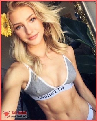 Rubia esbelta que le gusta macharse en el gimnasio hasta conseguir una abdominales perfectas