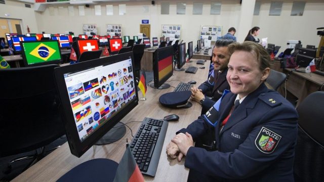 Trabajadores rusos entrenados para sonreír por el Mundial de Rusia Trabajadores rusos entrenados para sonreír por el Mundial de Rusia