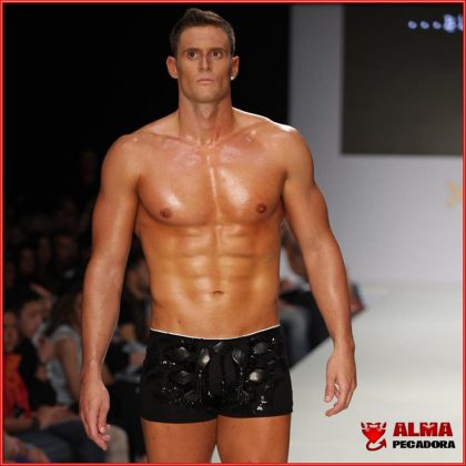 Un modelo de pasarela en ba&ntilde;ador para adelantaros esos momentos inolvidables en la playa que se resisten este a&ntilde;o por el fresco