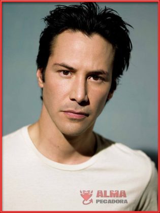 Entre los hombres más guapos del mundo no podía faltar el famoso actor Keanu Reaves
