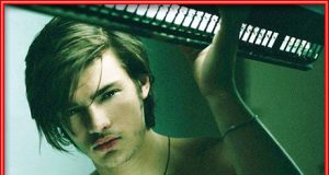 Los hombres más guapos del mundo Este hombre guapo nos muestra sus pectorales para subir todavía más la temperatura estival