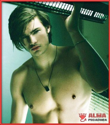 Este hombre guapo nos muestra sus pectorales para subir todavía más la temperatura estival