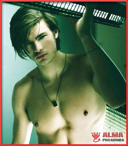 Este hombre guapo nos muestra sus pectorales para subir todavía más la temperatura estival Este hombre guapo nos muestra sus pectorales para subir todavía más la temperatura estival