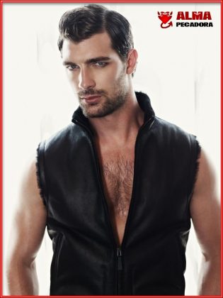 Hombre guapo de pelo en pecho y con los ojos azules
