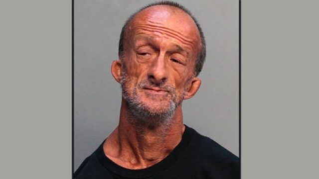 Hombre sin brazos acusado de apuñalar a un turista Hombre sin brazos acusado de apuñalar a un turista