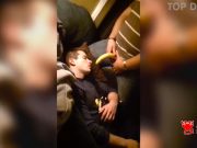 Increíble vídeo de bromas a personas durmiendo Increíble vídeo de bromas a personas durmiendo