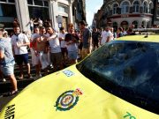 Inglaterra pasa a semifinales y los fans pierden la cabeza en Londres La ambulancia quedó dañada por los aficionados según esta foto de Reuters