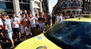 Inglaterra pasa a semifinales y los fans pierden la cabeza en Londres La ambulancia quedó dañada por los aficionados según esta foto de Reuters