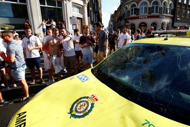 La ambulancia quedó dañada por los aficionados según esta foto de Reuters La ambulancia quedó dañada por los aficionados según esta foto de Reuters