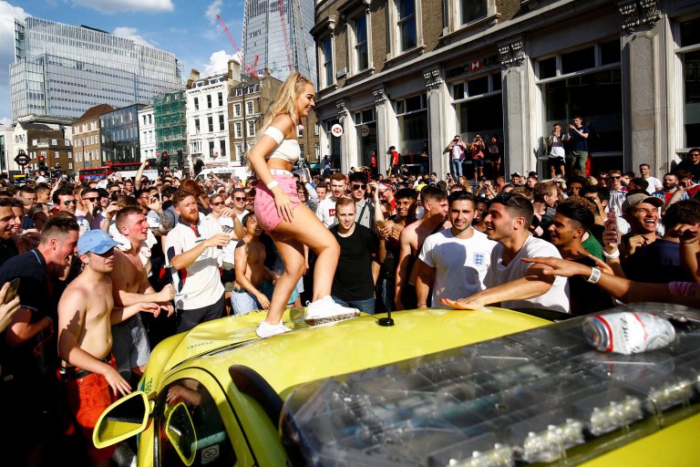 Rubia caminando sobre una ambulancia