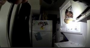 Se esconde de la policía en una secadora Se esconde de la policía en una secadora