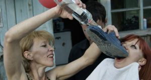 Cosas raras que suceden en Rusia Beber vodka de una chancla no creo que sea muy saludable